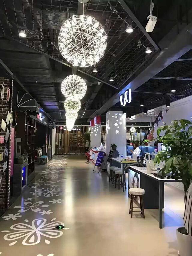 水泥自流平地面大氣實(shí)用，為什么很少家庭裝修用到它？