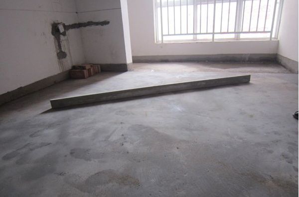 水泥自流平施工前，現(xiàn)場勘察有哪些注意事項(xiàng)？