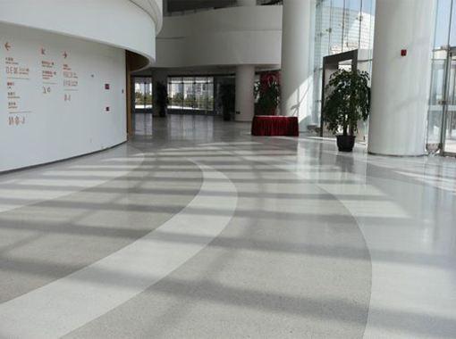 水泥自流平地面大氣實(shí)用，為什么很少家庭裝修用到它？